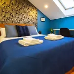 Sunny 2 Bedroom Balcony & Rooftop Views Апартаменты