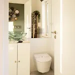 Sunny 2 Bedroom Balcony & Rooftop Views * Лиссабон