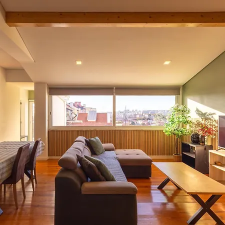 Sunny 2 Bedroom Balcony & Rooftop Views Apartment *