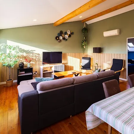 Sunny 2 Bedroom Balcony & Rooftop Views Apartment *