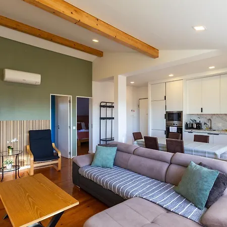 Sunny 2 Bedroom Balcony & Rooftop Views Apartment Lisbon