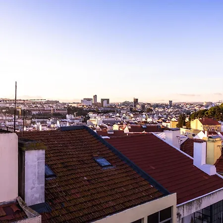 Sunny 2 Bedroom Balcony & Rooftop Views