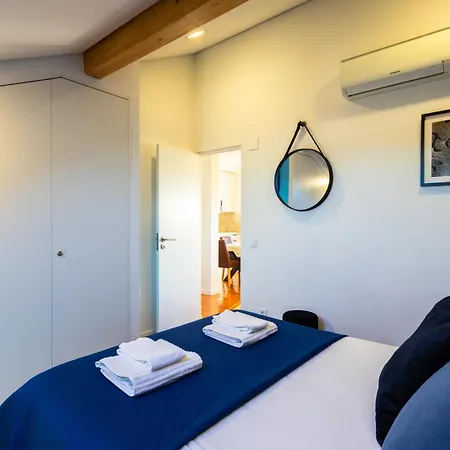 Sunny 2 Bedroom Balcony & Rooftop Views * Lissabon