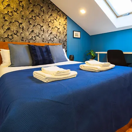Sunny 2 Bedroom Balcony & Rooftop Views Apartment