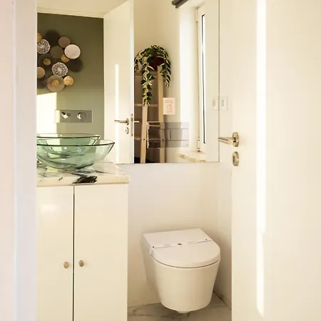 Sunny 2 Bedroom Balcony & Rooftop Views * Lissabon