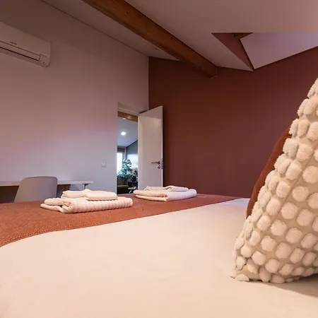 Sunny 2 Bedroom Balcony & Rooftop Views Apartment