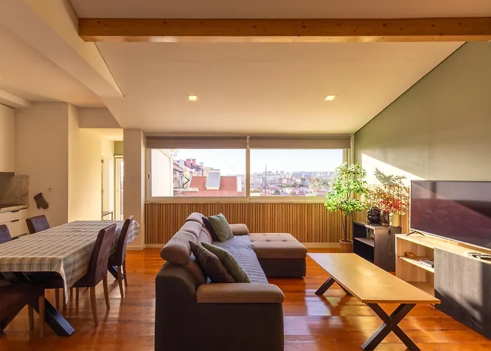 Sunny 2 Bedroom Balcony & Rooftop Views Apartment *