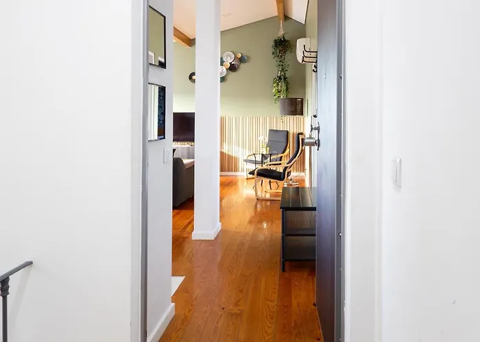 Sunny 2 Bedroom Balcony & Rooftop Views Apartment Lisbon
