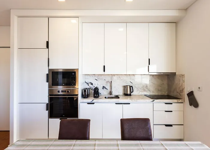 Sunny 2 Bedroom Balcony & Rooftop Views