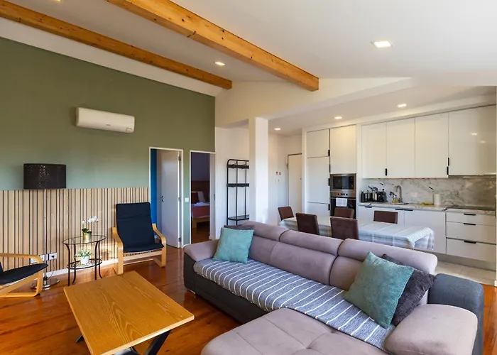 Sunny 2 Bedroom Balcony & Rooftop Views Apartment Lisbon