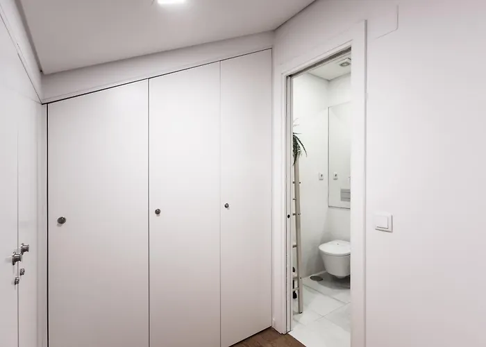 Sunny 2 Bedroom Balcony & Rooftop Views Lisbon