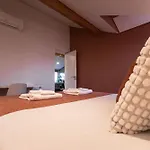 Sunny 2 Bedroom Balcony & Rooftop Views Apartament