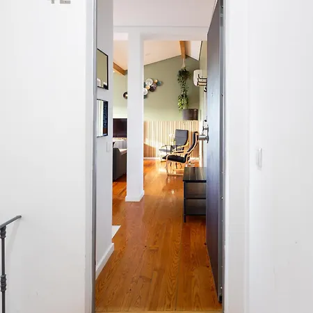 Sunny 2 Bedroom Balcony & Rooftop Views 아파트 리스본